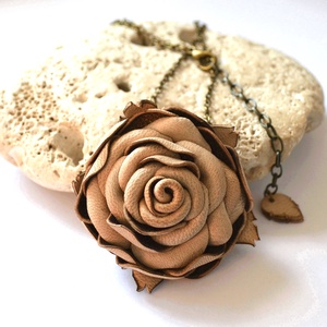 Beige Rose-hosszú nyaklánc valódi bőrrel, Ékszer, Nyaklánc, Hosszú nyaklánc, Bőrművesség, Ékszerkészítés, MESKA