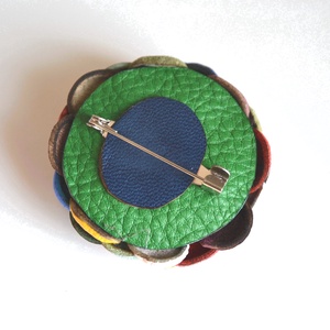 Multicolor Extra-virágkitűző valódi bőrből - ékszer - kitűző és bross - kitűző - Meska.hu