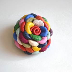Multicolor Extra-virágkitűző valódi bőrből - ékszer - kitűző és bross - kitűző - Meska.hu