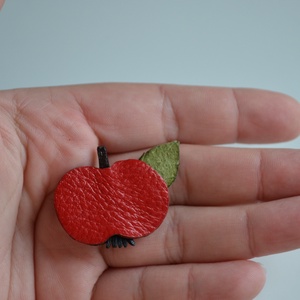 Pici alma-kitűző valódi bőrből  - ékszer - kitűző és bross - kitűző - Meska.hu