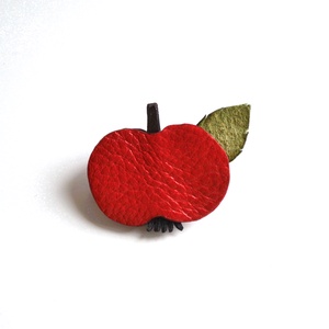 Pici alma-kitűző valódi bőrből  - ékszer - kitűző és bross - kitűző - Meska.hu