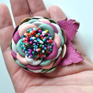 Édeslelkem-Candy-extra virágkitűző valódi bőrből - ékszer - kitűző és bross - Meska.hu