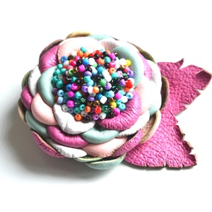 Édeslelkem-Candy-extra virágkitűző valódi bőrből - ékszer - kitűző és bross - Meska.hu
