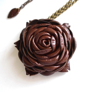 Csokoládé rózsa-hosszú nyaklánc valódi bőrrel - Meska.hu