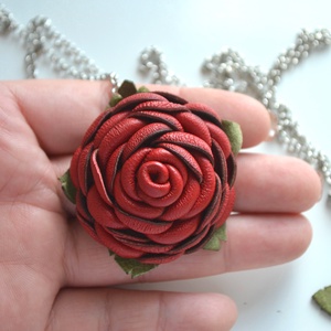 Rózsa-hosszú nyaklánc valódi bőrrel - ékszer - nyaklánc - hosszú nyaklánc - Meska.hu