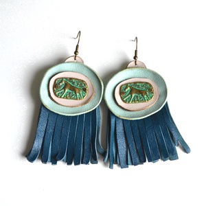 Lovakkal suttogó-fülbevaló valódi bőrrel - Meska.hu