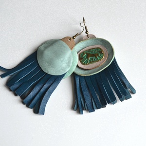 Lovakkal suttogó-fülbevaló valódi bőrrel - ékszer - fülbevaló - lógó csepp fülbevaló - Meska.hu