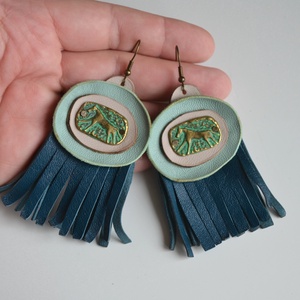 Lovakkal suttogó-fülbevaló valódi bőrrel - ékszer - fülbevaló - lógó csepp fülbevaló - Meska.hu