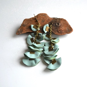 Szirmok szabadon-valódi bőr fülbevaló  - ékszer - fülbevaló - lógó fülbevaló - Meska.hu