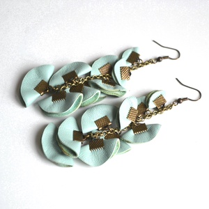 Szirmok szabadon-valódi bőr fülbevaló  - ékszer - fülbevaló - lógó fülbevaló - Meska.hu