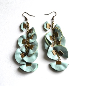 Szirmok szabadon-valódi bőr fülbevaló , Ékszer, Fülbevaló, Lógó fülbevaló, Bőrművesség, Ékszerkészítés, MESKA