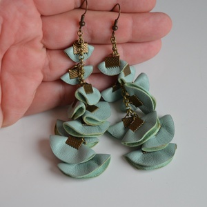 Szirmok szabadon-valódi bőr fülbevaló  - ékszer - fülbevaló - lógó fülbevaló - Meska.hu