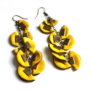 Szirmok szabadon-valódi bőr fülbevaló  - ékszer - fülbevaló - lógó fülbevaló - Meska.hu