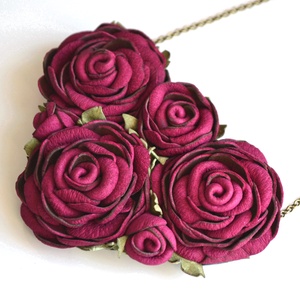 Burgundi rózsák-extra nyakék valódi bőrből, Ékszer, Nyaklánc, Statement nyaklánc, Bőrművesség, Ékszerkészítés, Rózsák, levelek, bimbók,  extra nőies színben.
Ennek a nyakéknek medáljának minden egyes darabja va..., MESKA