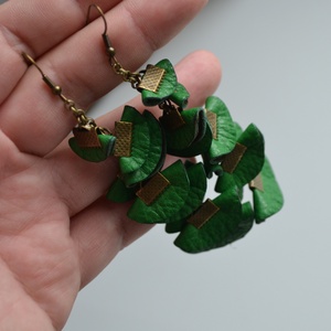 Szirmok szabadon-valódi bőr fülbevaló  - ékszer - fülbevaló - lógó fülbevaló - Meska.hu