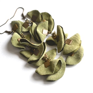 Szirmok szabadon-valódi bőr fülbevaló  - Meska.hu