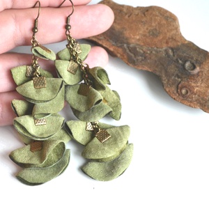 Szirmok szabadon-valódi bőr fülbevaló  - ékszer - fülbevaló - lógó fülbevaló - Meska.hu