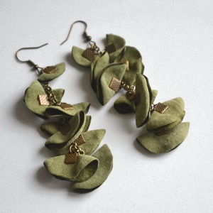 Szirmok szabadon-valódi bőr fülbevaló  - ékszer - fülbevaló - lógó fülbevaló - Meska.hu