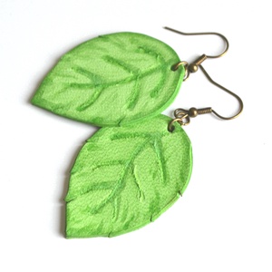 Levélke-fülbevaló valódi bőrből, Ékszer, Fülbevaló, Lógó fülbevaló, Bőrművesség, Ékszerkészítés, MESKA