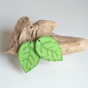 Levélke-fülbevaló valódi bőrből - ékszer - fülbevaló - lógó fülbevaló - Meska.hu