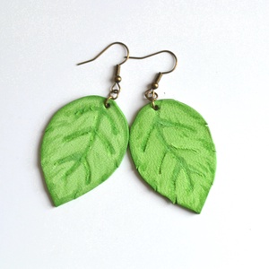 Levélke-fülbevaló valódi bőrből - ékszer - fülbevaló - lógó fülbevaló - Meska.hu