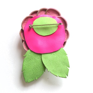 Magenta rózsa extra-kitűző valódi bőrből - ékszer - kitűző és bross - Meska.hu