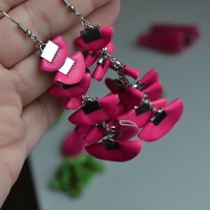 Szirmok szabadon-valódi bőr fülbevaló  - ékszer - fülbevaló - lógó fülbevaló - Meska.hu