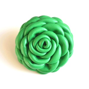 Borsó rózsa-extra kitűző valódi bőrből - Meska.hu