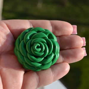 Borsó rózsa-extra kitűző valódi bőrből - ékszer - kitűző és bross - Meska.hu