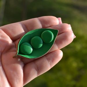 Borsó-valódi bőr kitűző - ékszer - kitűző és bross - Meska.hu