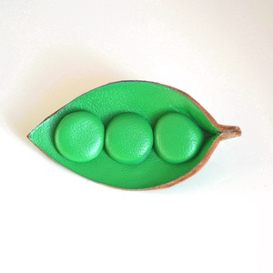 Borsó-valódi bőr kitűző - Meska.hu