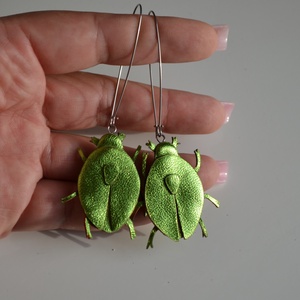 Aranyos rózsabogarak-fülbevaló valódi bőrből - ékszer - kitűző és bross - Meska.hu