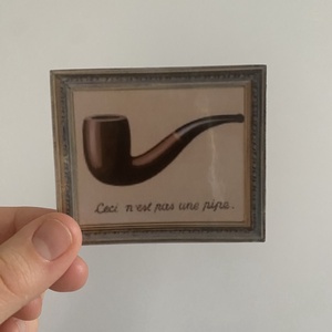 Magritte matricacsomag/ Szürrealista festmények matricacsomag/ Ez nem egy pipa matrica - otthon & életmód - papír, írószer - matrica, matrica csomag - Meska.hu