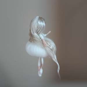 Tűnemezelt gyapjúbaba (balerina) - otthon & életmód - dekoráció - ajtó- és ablak dekoráció - ablakdísz - Meska.hu