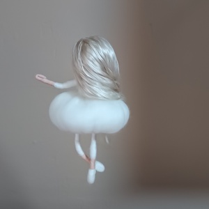 Tűnemezelt gyapjúbaba (balerina) - otthon & életmód - dekoráció - ajtó- és ablak dekoráció - ablakdísz - Meska.hu
