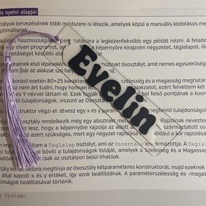 Akril könyvjelző bojttal és egyedi felirattal - könyv & zene - könyvjelző - Meska.hu