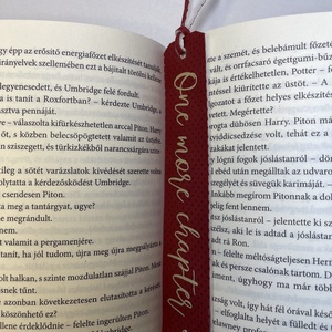 Műbőr könyvjelző egyedi felirattal többféle színben - könyv & zene - könyvjelző - Meska.hu