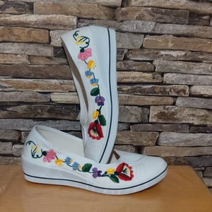 Kalocsai virágos, kézzel hímzett cipő - ruha & divat - cipő & papucs - Meska.hu