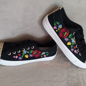 Kalocsai virágos tornacipő, kézzel hímzett 37-es méret  - ruha & divat - cipő & papucs - cipő, szandál - Meska.hu