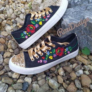 Kalocsai virágos tornacipő kézzel hímzett, arany csillogós orrú,  37-es méret  - ruha & divat - cipő & papucs - cipő, szandál - Meska.hu