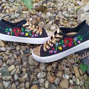 Kalocsai virágos tornacipő kézzel hímzett, arany csillogós orrú,  37-es méret  - ruha & divat - cipő & papucs - cipő, szandál - Meska.hu