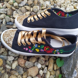 Kalocsai virágos tornacipő kézzel hímzett, arany csillogós orrú,  37-es méret  - ruha & divat - cipő & papucs - cipő, szandál - Meska.hu