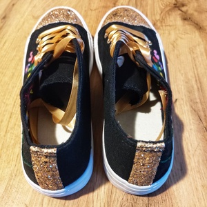 Kalocsai virágokkal kézzel hímzett tornacipő csillogó orral és sarokkal, 37-es méret  - ruha & divat - cipő & papucs - cipő, szandál - Meska.hu