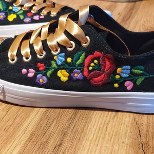 Kalocsai virágokkal kézzel hímzett tornacipő csillogó orral és sarokkal, 37-es méret  - ruha & divat - cipő & papucs - cipő, szandál - Meska.hu