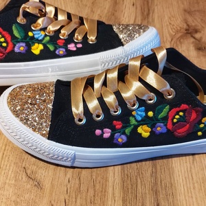 Kalocsai virágokkal kézzel hímzett tornacipő csillogó orral és sarokkal, 37-es méret  - ruha & divat - cipő & papucs - cipő, szandál - Meska.hu