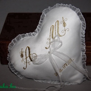 Szív gyűrűpárna monogrammal-dátummal egyedi-fehér - esküvő - kiegészítők - gyűrűtartó & gyűrűpárna - Meska.hu