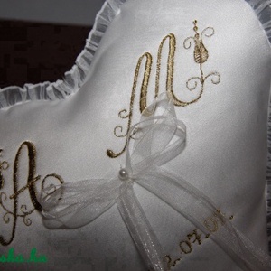 Szív gyűrűpárna monogrammal-dátummal egyedi-fehér - esküvő - kiegészítők - gyűrűtartó & gyűrűpárna - Meska.hu