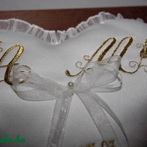 Szív gyűrűpárna monogrammal-dátummal egyedi-fehér - esküvő - kiegészítők - gyűrűtartó & gyűrűpárna - Meska.hu