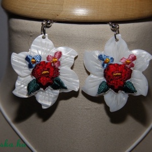 Kalocsai hímzett kagyló,virág  fülbevaló,fehér -  - Meska.hu