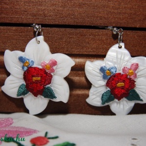 Kalocsai hímzett kagyló,virág  fülbevaló,fehér -  - Meska.hu